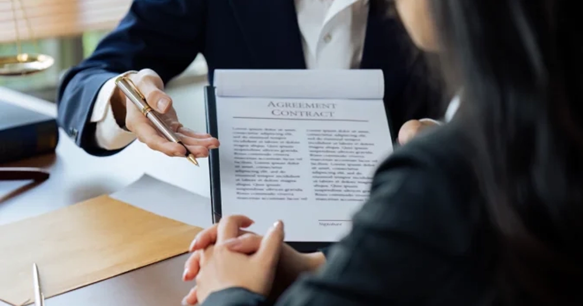 Client signant un contrat de location de voiture sur une tablette